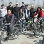 Group riders at Nan Hu Gong Yuan (South Lake Park).